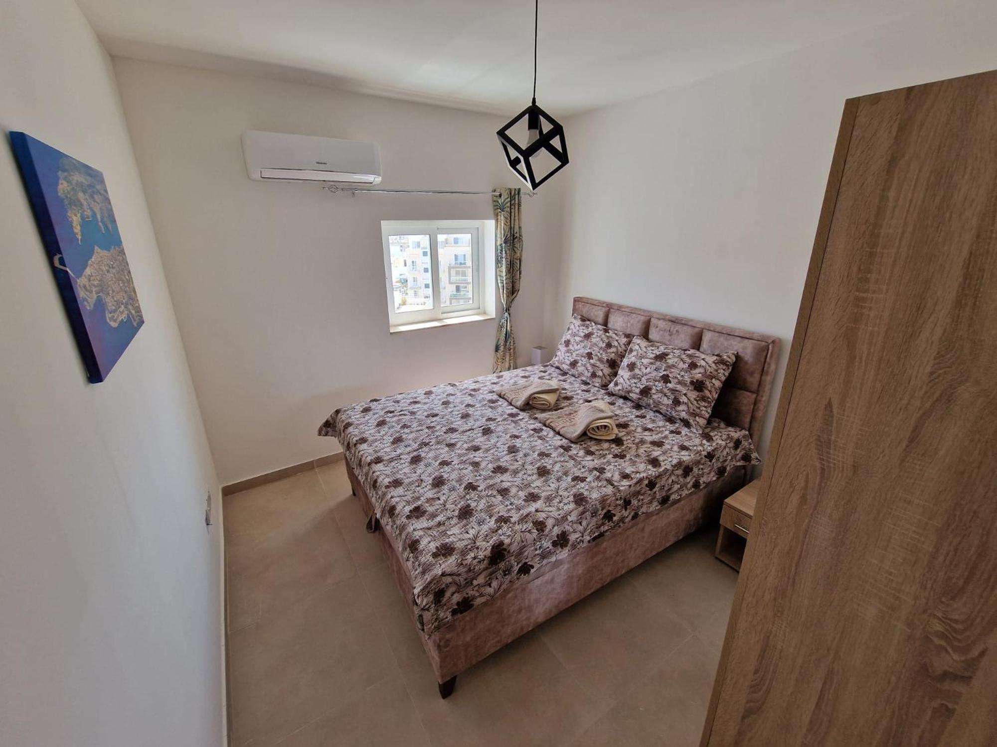 Sky Apartment 3 セント・ポールズ・ベイ エクステリア 写真